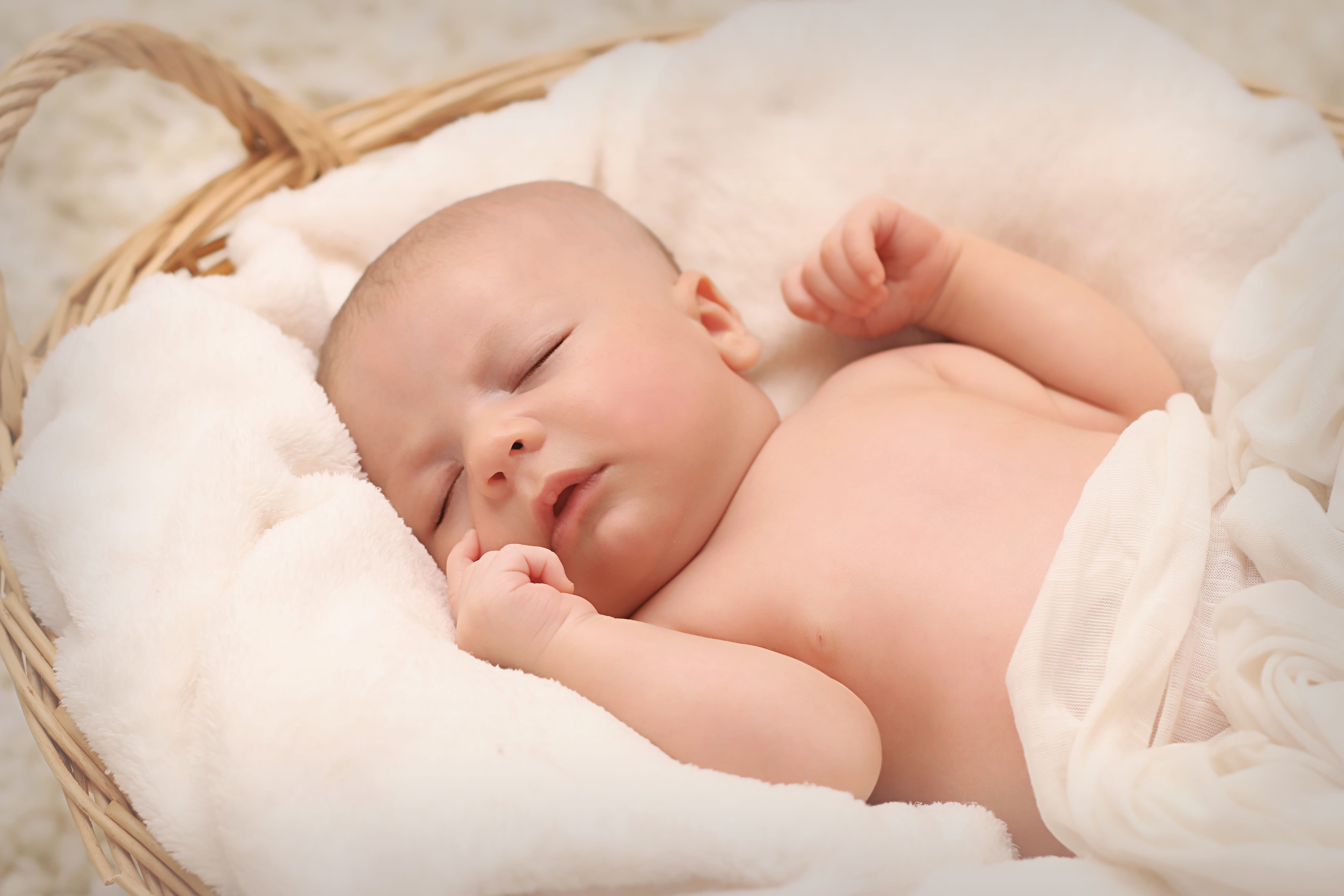 Sughitul la bebelusi: de ce apare si cand poate deveni periculos